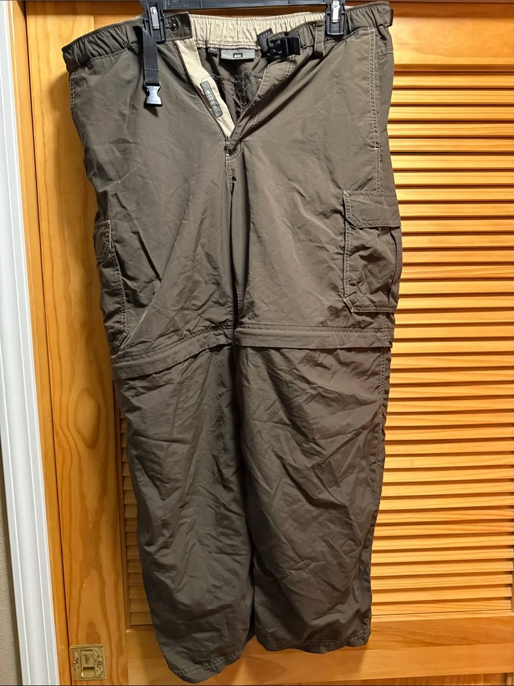 REI Men's Convertible Cargo Pants in brown Lx30”
